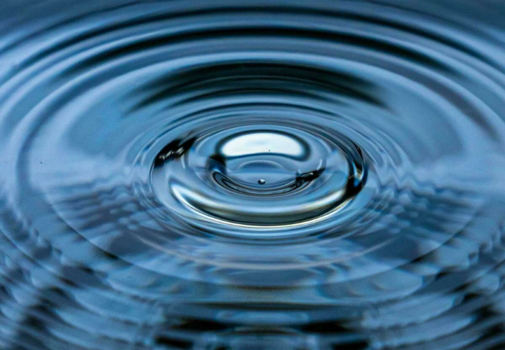 Ondes dans l'eau qui représentent la sonothérapie à Cergy pour une entreprise.