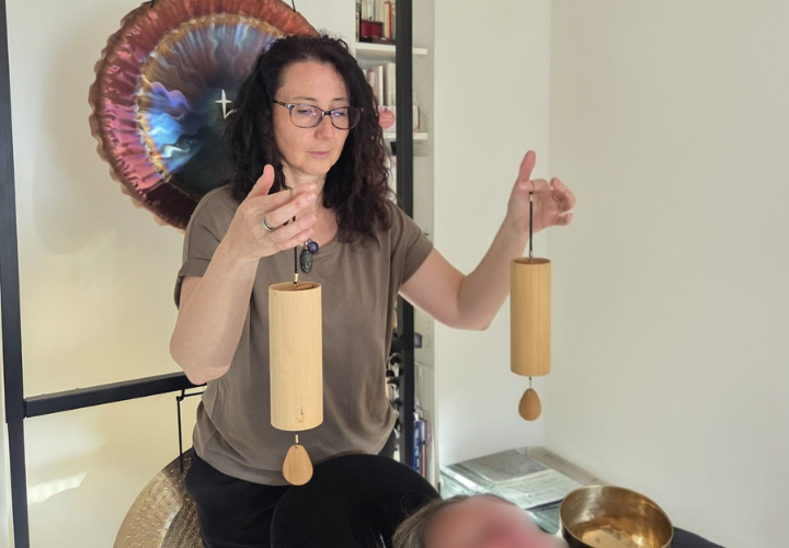 Alexandra Hazan, sonothérapeute en séance.